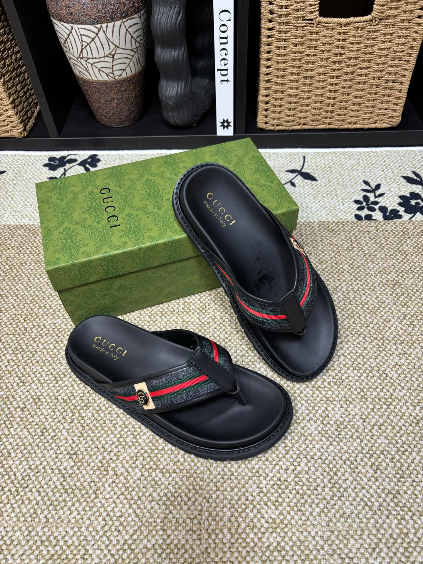 Factory 💰 300 yuan Gucci slippers] high-end men's shoes brand official website 1:1 latest masterpiece: original mold customization, the fabric is made of imported original materials, upgraded outsole, lighter and non-slip. The market's top quality, simple yet tasteful, a must-have for fashionistas, fashionable at your feet, full of confidence, the same style at the counter 👍The season of summer slippers is here. Code: 38-45 (45 customized)
